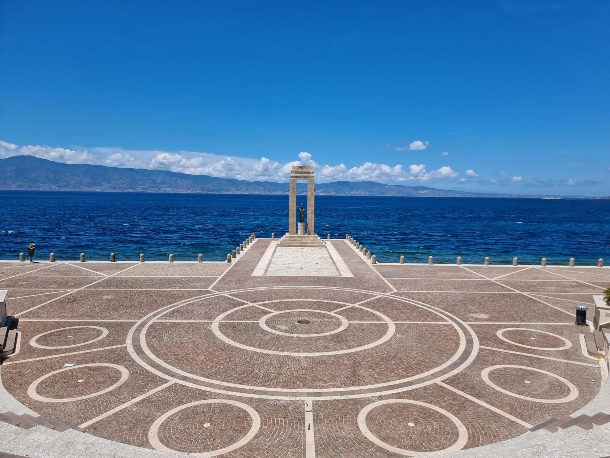 Loft Magna Grecia Reggio Calabria Centro Storico A 3 Minuti A Piedi Dal Mare 아파트 외부 사진